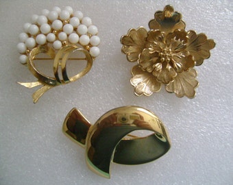 GIOVANNI CAROLEE & Unsigned Lot 3 Piece of Vintage Gold Tone Plastic Flower Bow Brooches Pins Vintage Jewelry Accessories Circa 1980's /90's