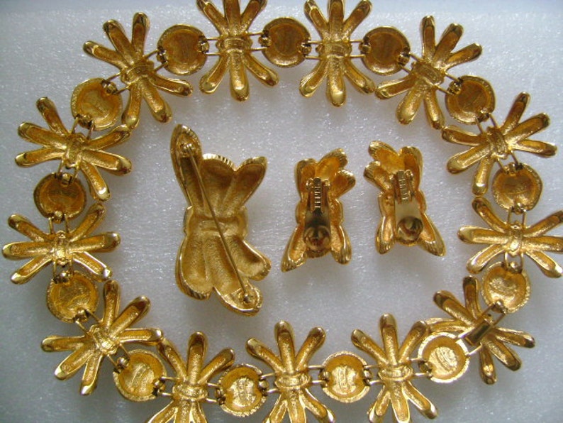 Divine Luxe FENDI ITALIEN Parure Set 18K gult guldpläterad hematit svart pärla emalj grenar löv design halsband örhängen och brosch nål bild 9