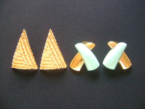 2 Pair Lot Fashion Jewelry Textured Gold Tone Tri… - image 1