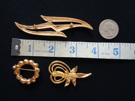 Lot 3 Lovely Vintage Jewelry Brooches Pins Gold T… - image 10