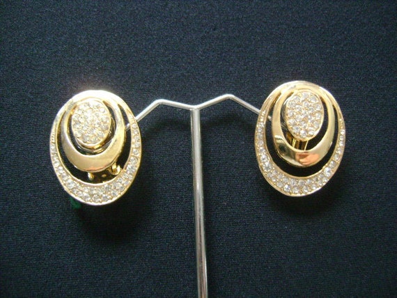 Gorgeous Vintage Mimi Di N Jewelry Oval Shape Cut Out Modernist Design Clips Earrings Shiny Polished Gold Tone W/ Sparkle Rhinestone Accents View 5