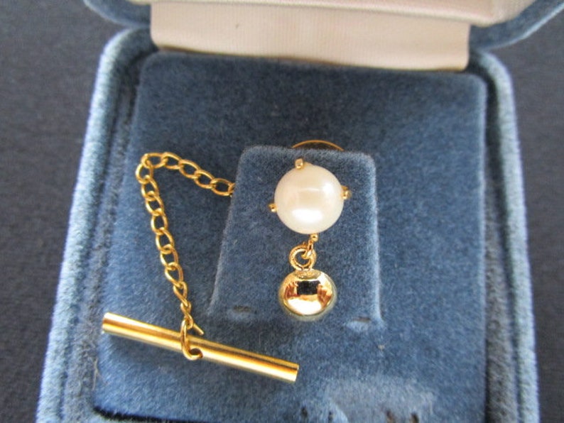 ANSON Exclusive Men/'s Fashion Minimalist Jewelry Suit Accessories Tie Tack Lapel Pin Dangle Yellow Gold Plated W Genuine Pearl Accent Chain