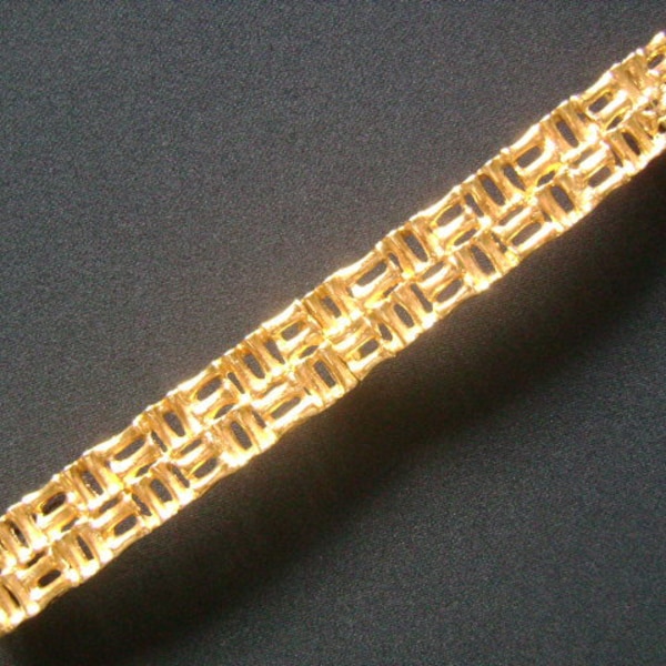 Lovely Vintage 1982 Mimi Di N Ladies Fashion Accessories Yellow Gold Plated 6-1/2" Long Basket Weave Design Buckle For 1/2" Wide Skinny Belt