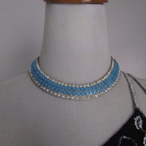 Puede incluir: Un collar gargantilla de plata y pedrer&iacute;a azul. El collar est&aacute; hecho de peque&ntilde;as piedras de pedrer&iacute;a cuadradas engastadas en plata.
