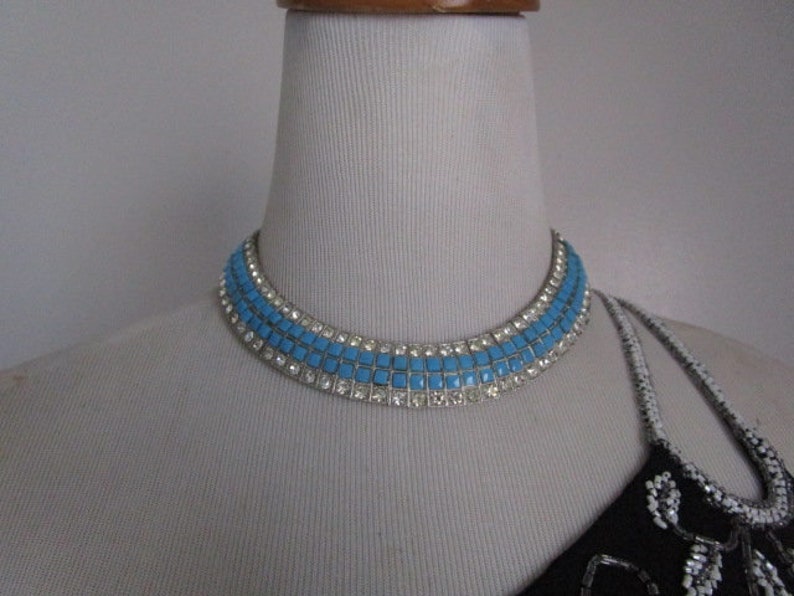 Puede incluir: Un collar gargantilla de plata y pedrer&iacute;a azul. El collar est&aacute; hecho de peque&ntilde;as piedras de pedrer&iacute;a cuadradas engastadas en plata.