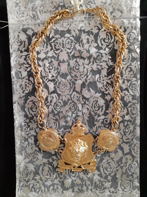 Accessocraft NYC CROWN Lion Shield Hands Shaking Center  display picture 3