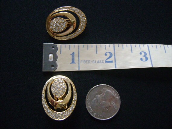 Gorgeous Vintage Mimi Di N Jewelry Oval Shape Cut Out Modernist Design Clips Earrings Shiny Polished Gold Tone W/ Sparkle Rhinestone Accents View 6