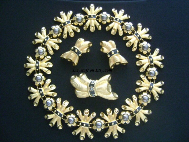 Divine Luxe FENDI ITALIEN Parure Set 18K gult guldpläterad hematit svart pärla emalj grenar löv design halsband örhängen och brosch nål bild 3