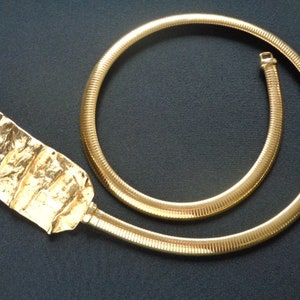 Vintage LES BERNARD Ladies Fashion Accessories Yellow Gold Tone Metal Omega Snake Chain Stretchy Belt With Rippled Ripple Design Buckle S M