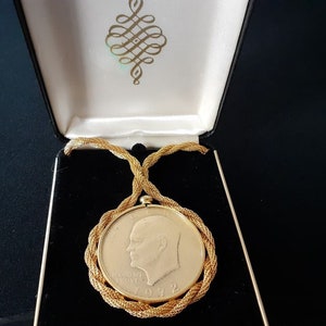 Vintage Gold Tone Plated 1972 Eisenhower Dollar Liberty Eagle Coin Charm Pendant Twist Rope Chain Necklace UNISEX Men Women Jewelry Box/Case