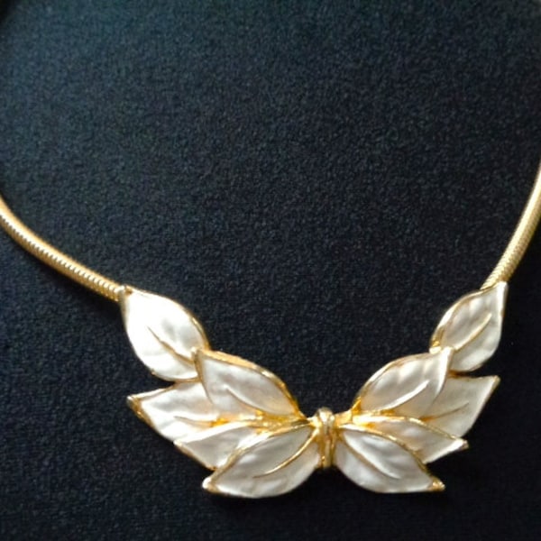 So Lovely Vintage Mimi di N 1976 Princess Niscemi Gold Tone Metal Snake Chain With White Enamel Leaf Design Necklace All Occasion Jewelry