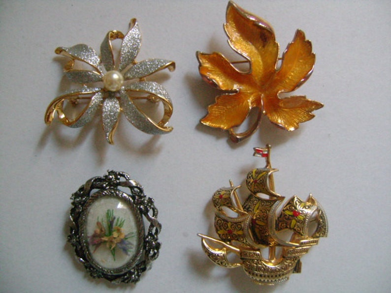 Lot 4Piece Vintage Accessories Jewelry Lovely Flower Maple Leaf GoldSilver Tone Enamel Toledo Damascene Sailboat Sailing Ship PinsBrooches