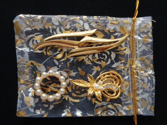 Lot 3 Lovely Vintage Jewelry Brooches Pins Gold T… - image 3