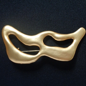 Cool Jewelry Smooth Matte Finish Yellow Gold Tone Metal Modernist Abstract Masquerade Eye Mask Designs Large Brooch Pin Fashion Accessories
