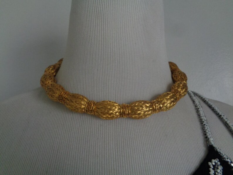 Gorgeous Vtg Unusual Designs Yellow Gold Tone Metal Wire Mesh Basket Weave With Meander Greek Fret or Greek Key Motif Barrel Shaped Necklace