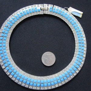 Puede incluir: Un collar choker de plata y azul con pedrer&iacute;a. El collar est&aacute; hecho de peque&ntilde;as piedras de pedrer&iacute;a cuadradas, con las piedras de pedrer&iacute;a azules engastadas en plata.