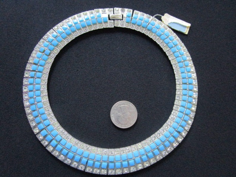 Puede incluir: Un collar choker de plata y azul con pedrer&iacute;a. El collar est&aacute; hecho de peque&ntilde;as piedras de pedrer&iacute;a cuadradas, con las piedras de pedrer&iacute;a azules engastadas en plata.
