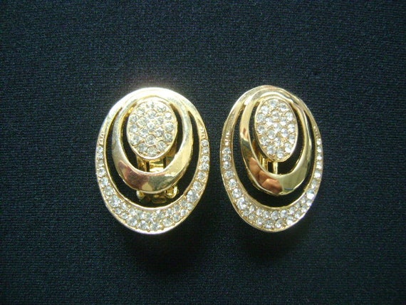 Gorgeous Vintage Mimi Di N Jewelry Oval Shape Cut Out Modernist Design Clips Earrings Shiny Polished Gold Tone W/ Sparkle Rhinestone Accents View 3