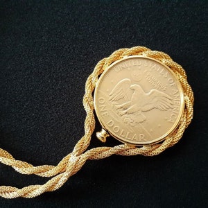 Vintage Gold Tone Plated 1972 Eisenhower Dollar Liberty Eagle Coin Charm Pendant Twist Rope Chain Necklace UNISEX Men Women Jewelry Box/Case zdjęcie 3