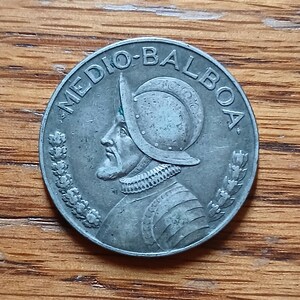 1933 Republica Repvblica De Panama Medio Half 1/2 Balboa 90% Percent Silver Coin Image of Vasco Nunez Wearing a Morion Helmet &Coat of Arms