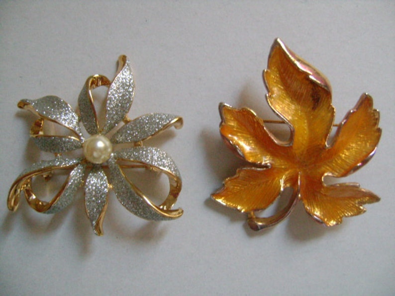 Lot 4Piece Vintage Accessories Jewelry Lovely Flower Maple Leaf GoldSilver Tone Enamel Toledo Damascene Sailboat Sailing Ship PinsBrooches