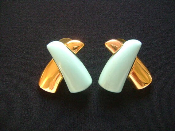 2 Pair Lot Fashion Jewelry Textured Gold Tone Tri… - image 3