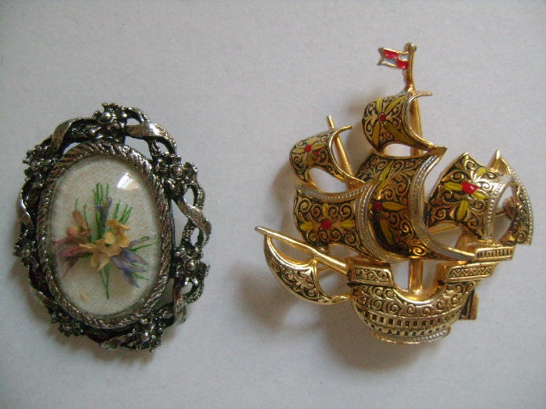 Lot 4Piece Vintage Accessories Jewelry Lovely Flower Maple Leaf GoldSilver Tone Enamel Toledo Damascene Sailboat Sailing Ship PinsBrooches