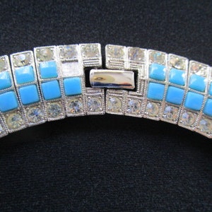 Puede incluir: Un collar de plata y pedrer&iacute;a azul con cierre de broche. El collar est&aacute; hecho de peque&ntilde;as piedras de pedrer&iacute;a cuadradas engastadas en plata.