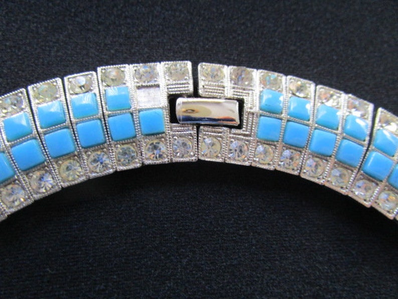 Puede incluir: Un collar de plata y pedrer&iacute;a azul con cierre de broche. El collar est&aacute; hecho de peque&ntilde;as piedras de pedrer&iacute;a cuadradas engastadas en plata.