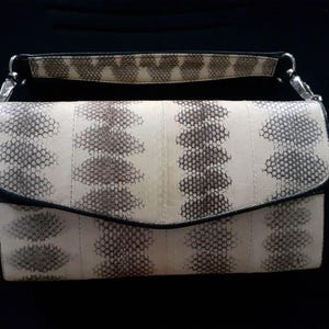 Precioso bolso de mano pequeño vintage de piel de serpiente auténtica de cobra en color crema y negro, tipo cartera, con correa de asa superior extraíble