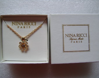 NINA RICCI Paris NR ロゴ チャーム ゴールドメッキ タイニーチェーン