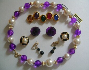 Auf Verkauf viel bunte Kostüm Schmuck 1 echte Lucite Faux Perle Halsband Halskette 1 Brosche/Pin 3 Paar Clip auf Ohrringe große Sammlung