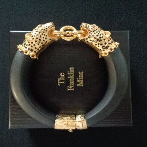 The Franklin Mint Duchess Of Windsor Animal Leopard Panther Jaguar Ruby Red Stone Eyes Goldtone Black Spots Bangle Cuff Bracelet Jewelry Box