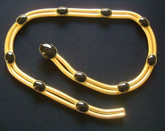 Superba cintura o collana vintage CHRISTIAN DIOR placcata oro con doppia catena a serpente e cabochon ovali in onice nero, taglia piccola per donne minute.