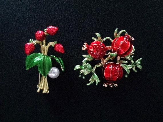 Lovely 2 Lot Sweet Fruit Red Green Enamel Pomegranate &Strawberries Strawberry Tree Leaf Gold Tone Faux Pearl Brooch Pin Jewelry Accessories