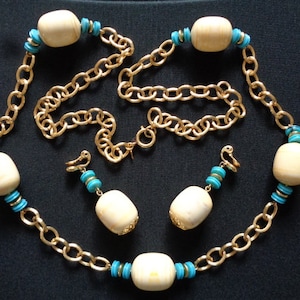 Gorgeous MONET White Ivory Color Wood Looking Beads & Blue Turquoise Accents Gold Tone Chain Necklace Earrings Fun Beach Summer Jewelry Set
