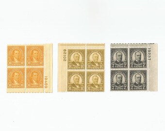 Puede incluir: Una hoja de ocho sellos postales de Estados Unidos de 8 centavos con un retrato de Abraham Lincoln. Los sellos están en un bloque de cuatro, con el texto "8 CENTS" impreso en cada sello. Los sellos son de color marrón claro.