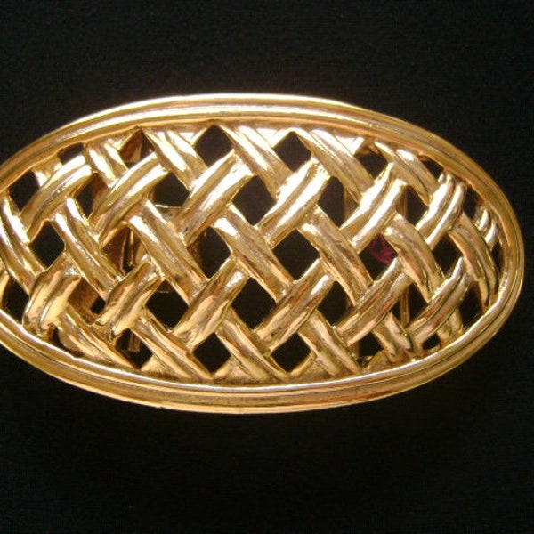 Lovely 1983 Mimi Di N Princess Niscemi Ladies Fashion Jewelry Gold Tone Braided Basket Weave Design Oval Shaped Buckle Hold 1-1/4" Wide Belt