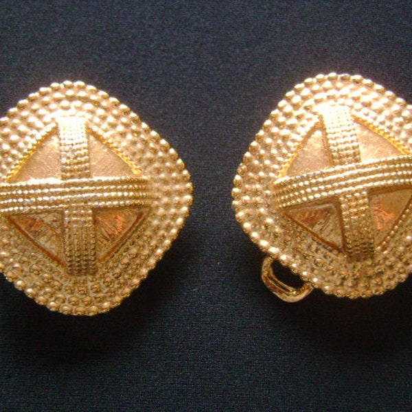 1972 Mimi Di N Princess Niscemi Textured Finish Yellow Gold T Criss Cross Square Dome Button Designs Buckle For 1-1/4" Wide Belt Accessories
