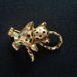 JOMAZ Joseph Mazer Yellow Gold Tone W/ Spotted Black Enamel & Rhinestone Green Glass Eye Adorable Small Animal Baby Tiger Brooch Pin Jewelry