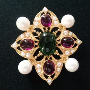 Mooie gouden tint met juwelen met faux parel ovaal geslepen smaragdgroen paars amethist glas combinatie broche pin hanger middeleeuwse stijl sieraden