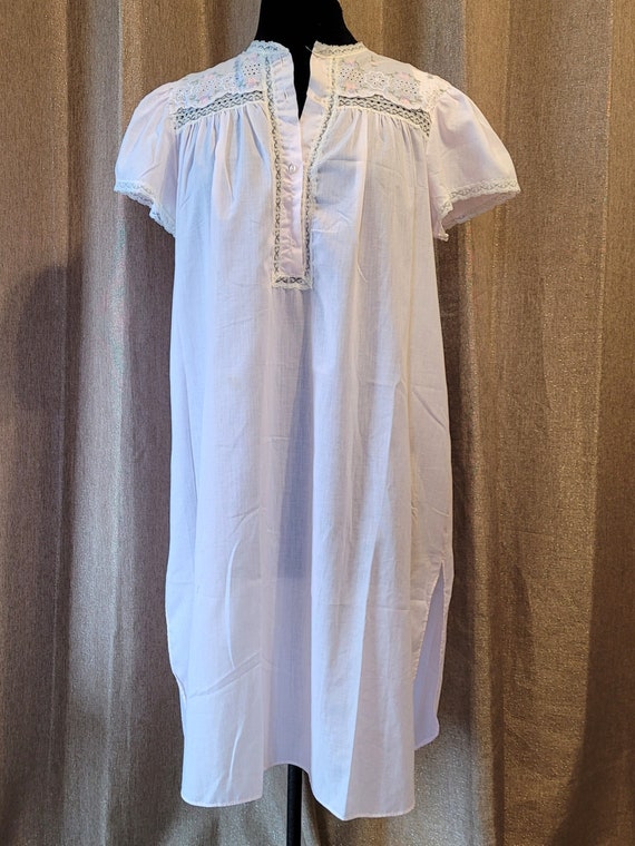 Sweet light pink vintage nightgown by Romantic Tra