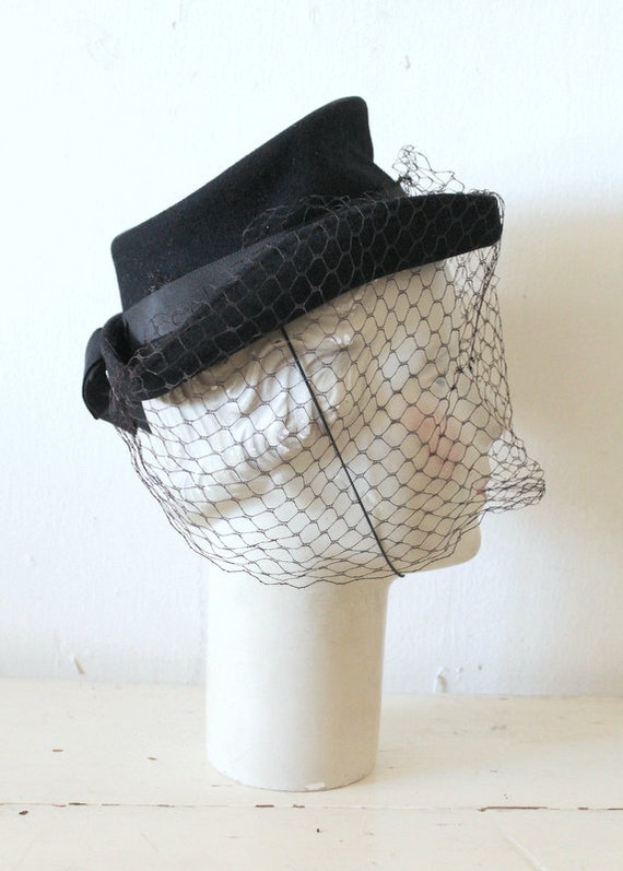 Vintage 1940s Black Top Hat with Netting / 40s Wo… - image 6