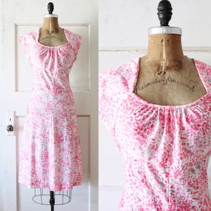 Vintage 1970s Pink Floral Print Dress / 70s White and Pink Sun Dress with Cutout Back / Peony Dress