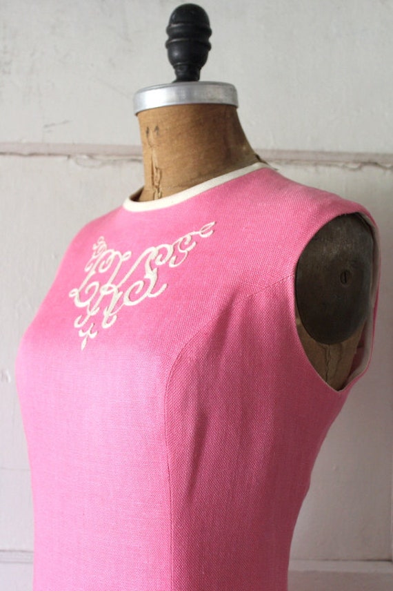 Vintage 1960s Pink Linen Shift Dress with Monogra… - image 6