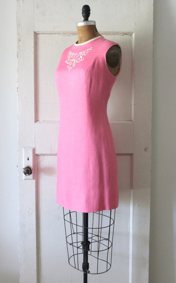 Vintage 1960s Pink Linen Shift Dress with Monogra… - image 5