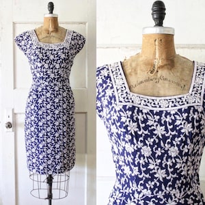 Vestido bordado vintage azul-marinho e branco dos anos 1950 / Vestido de algodão bordado floral dos anos 50 / Vestido Kramer Originals