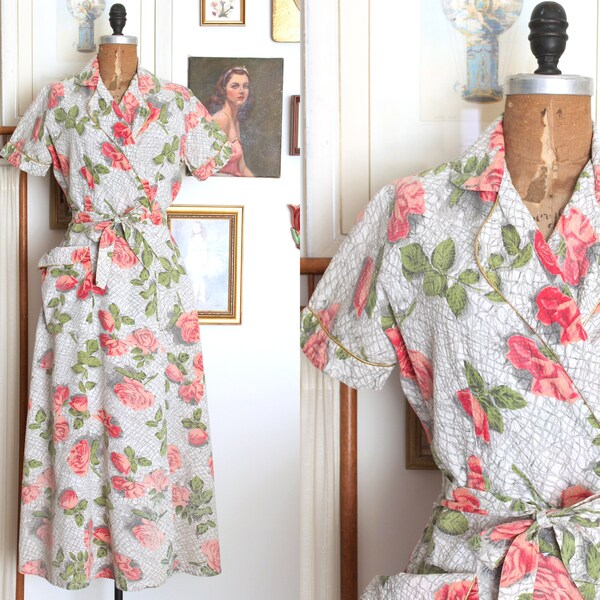 Vintage 1940er Jahre Morgenmantel mit Rosen- und Spinnennetz-Print / 40er-Jahre-Baumwoll-Seersucker-Wickelkleid mit Netz- und Rosendruck / Odette-Kleid