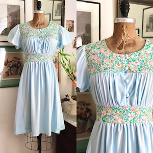 Robe bleu bébé vintage des années 70 avec bordure florale/robe nuisette pastel des années 70 avec manches flottantes/robe de garden-party