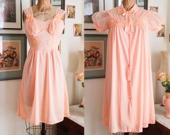 Vintage 1960er Pfirsich Nachthemd und Robe Peignoir Set / frühe 60er Jahre Nylon und Spitze Nachthemd und Duster / Peach Melba Set